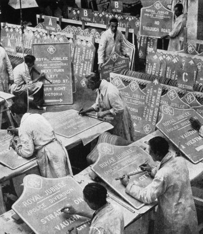 Hombres en el Departamento de Carreteras del RAC preparando señales de tráfico, 1935 de Unbekannt