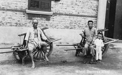 Hombres con carretillas, Vietnam, siglo XX de Unbekannt