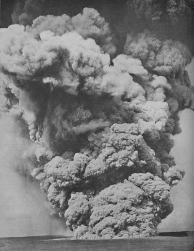 Nube Mephítica Emanada de la Boca de Kilauea, c1935 de Unbekannt