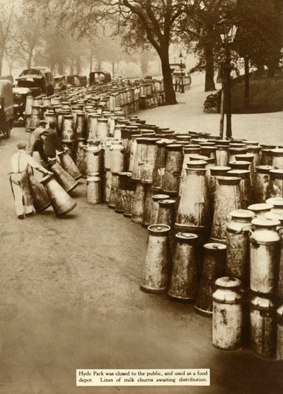 Bidones de leche en Hyde Park durante la Huelga General, Londres, 1926, 1935 de Unbekannt
