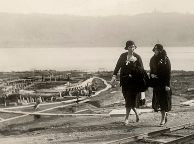Millicent Veronica Willison, esposa de William Randolph Hearst, visitando el trabajo de recuperación de barcos romanos antiguos del Lago de Nemi, c.1930 de Unbekannt