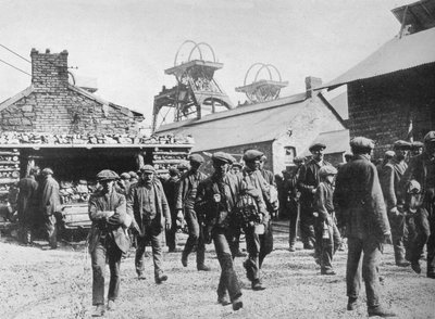 Mineros saliendo de la mina tras la expiración de sus avisos de huelga, 1915 de Unbekannt