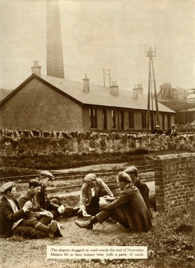 Mineros jugando a las cartas durante la Huelga General, Gran Bretaña, 1926, 1935 de Unbekannt