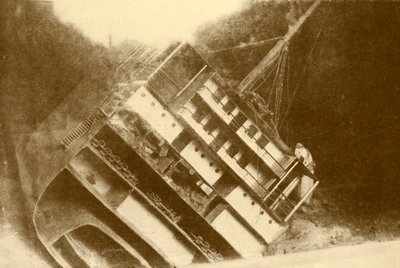 Modelo que muestra el Laurentic como originalmente estaba, 120 pies bajo la superficie, c1930 de Unbekannt