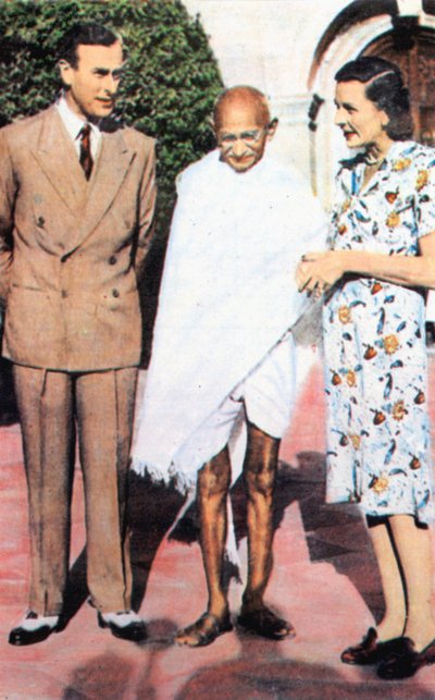 Mohondas Karamchand Gandhi 1869-1948, de pie entre Lord y Lady Mountbatten de Unbekannt
