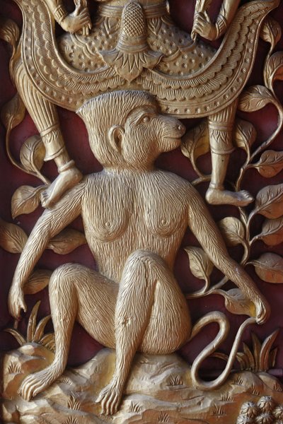 Relieve de mono en una puerta en Wat Dab Phai, Chiang Mai, Tailandia de Unbekannt