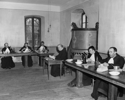 Monjes cenando en el refectorio, Asile St Leon, Francia, c1947-1951 de Unbekannt