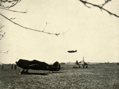 Morane 406 en el aeródromo de Vassincourt con Curtiss Hawk francés y Hurricane, 1939-1940, 1941 de Unbekannt