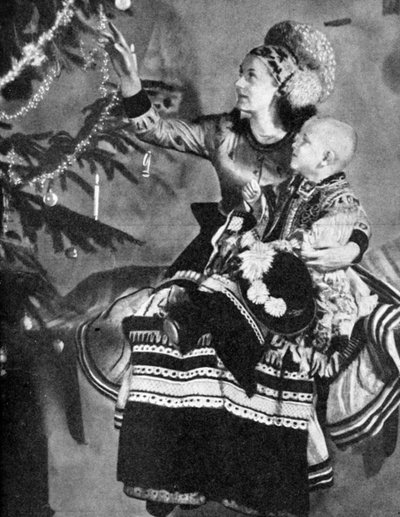 Madre e hijo con árbol de Navidad, gente Matyo, Miskole, Hungría, 1936 de Unbekannt