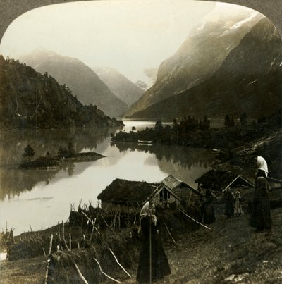 Lago Loen rodeado de montañas - incomparable en belleza y grandeza - desde la granja Seten, Noruega, c1905 de Unbekannt