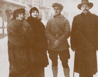 Moura Budberg segunda desde la izquierda con Maxim Gorky a la derecha, c. 1920 de Unbekannt