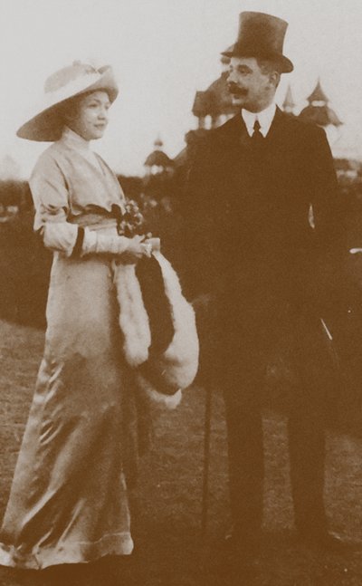 Moura Budberg con su primer esposo von Benckendorf en las carreras de caballos de Berlín, 1913 de Unbekannt