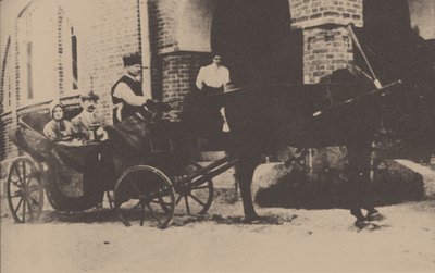 Moura Budberg con su primer esposo von Benckendorf en un carruaje en su finca estonia, 1912 de Unbekannt