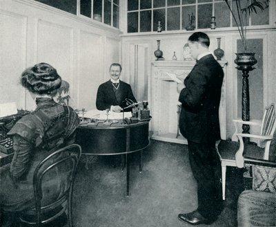 El Sr. Sandow atendiendo su correspondencia diaria, c1898 de Unbekannt