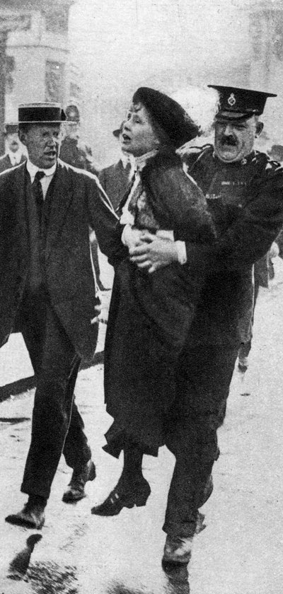 Mrs Pankhurst, arrestada frente al Palacio de Buckingham, Londres, 1914, 1935 de Unbekannt