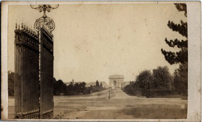 Municipalidad de París (1871): vista de Porte Maillot y el Arco de Triunfo. Fotografía anónima. Impresión en cartón Dim. 17x8 cm de Unbekannt