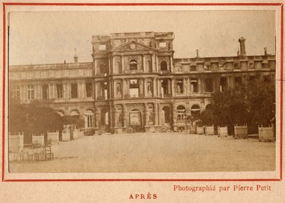 Municipalidad de París (1871): vista del Palais des Tuileries en París después del incendio de mayo de 1871 de Unbekannt