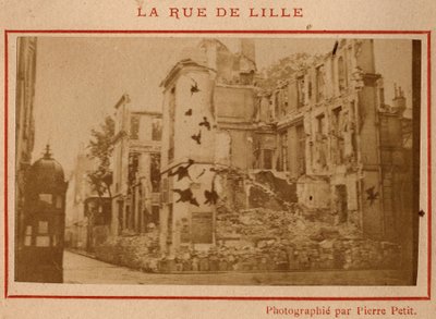 Municipalidad de París (1871): vista de los edificios destruidos en la rue de Lille en París en mayo de 1871. Fotografía de Pierre Pepetit. Impresión en cartón, Dim. 9x5,4 cm de Unbekannt