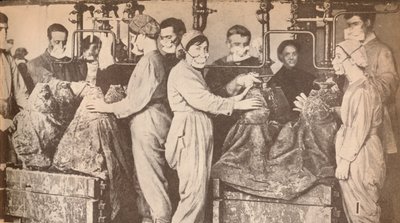 Trabajadores de municiones con respiradores llenando proyectiles con trinitrotolueno T.N.T., c. 1916 de Unbekannt