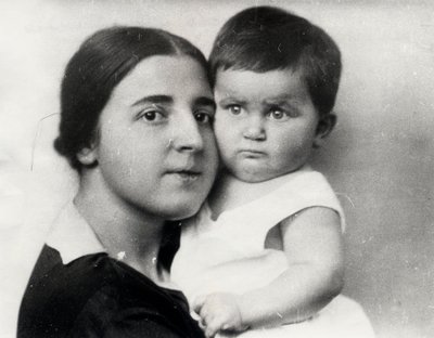 Nadezhda Alliluyeva, segunda esposa de Josef Stalin, y su hija Svetlana Alliluyeva, 1927 de Unbekannt