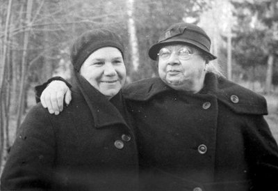 Nadezhda Krupskaya, esposa de Lenin, con una amiga, 1936 de Unbekannt