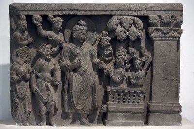 Museo Nacional de India, Delhi. Buda con Naga-Kalika. Gandhara, siglo II d.C., Piedra. Préstamo del museo del Colegio Mayo, Ajmer. India de Unbekannt