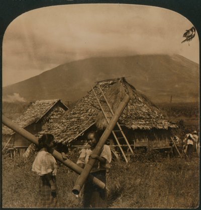 Chicas nativas con sus singulares recipientes de agua hechos de largos ejes de bambú, Islas Filipinas de Unbekannt