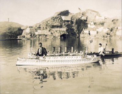 Exhibición naval en el Pike. Dos buques de guerra y sus operadores. Feria Mundial de 1904 de Unbekannt