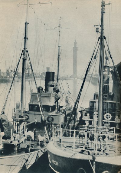 Arrastrero Naval, HMS Liffy junto a un barco pesquero de Grimsby en los muelles de Grimsby, 1937 de Unbekannt
