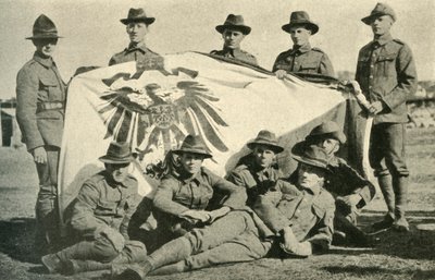 Soldados neozelandeses con bandera alemana capturada, Primera Guerra Mundial, 1914, c1920 de Unbekannt