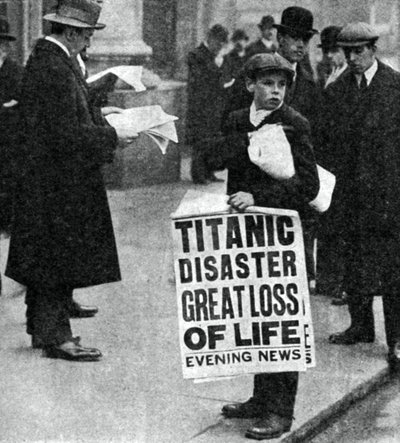 Niño repartidor de periódicos con noticias del desastre del Titanic de Unbekannt