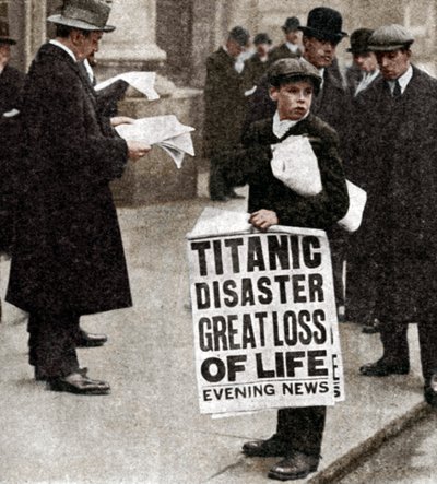 Niño repartidor de periódicos con noticias del desastre del Titanic, 14 de abril de 1912 de Unbekannt