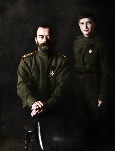 Nicolás II, Zar de Rusia y su hijo, Alexei, en uniforme militar, 1915 de Unbekannt