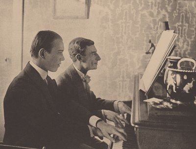 Nijinsky y Maurice Ravel al piano tocando una partitura de Daphnis y Chloe, 1912 de Unbekannt
