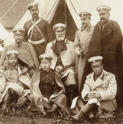 Nikolai Nikolaevich, príncipe Odoevsky-Maslov en el medio con los oficiales de la Guardia de Vida Cava de Unbekannt