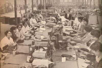 Asistentes ágiles en la oficina de correos militar en Londres, que manejaba la gran cantidad de correo de Unbekannt