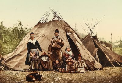 Noruega. Lapones (sami) - Familia frente a una tienda. Alrededor de 1900. Foto cromo. Fotografía de Photoglob / Zurich de Unbekannt