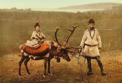 Noruega. Sami con un reno. Alrededor de 1900. Fotochrom. Fotografía de Photoglob / Zurich de Unbekannt