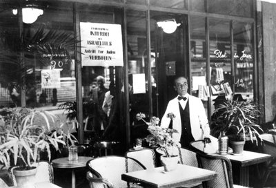 Aviso en una ventana de restaurante prohibiendo la entrada a judíos, París ocupado por los alemanes, julio de 1940 de Unbekannt