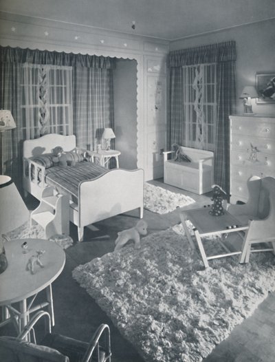 Guardería por W. & J. Sloane, con muebles de color crema y alfombras blancas peludas sobre un piso pintado de azul de Unbekannt