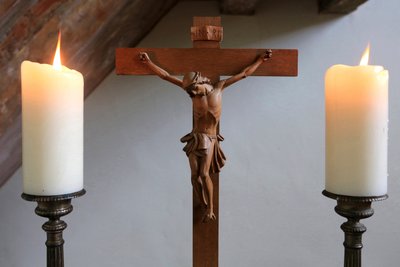 Obersteinbach, Bas-Rhin, Francia, el 29/5/2014 - Velas y crucifijo. Templo luterano. de Unbekannt