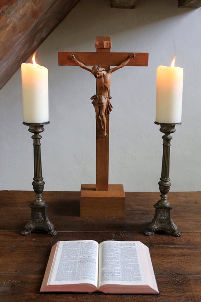 Obersteinbach, Bas-Rhin, Francia, el 29/5/2014 - Velas, crucifijo y Biblia. Templo luterano. de Unbekannt