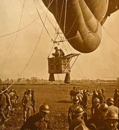 Observación de posiciones enemigas desde un globo de barrera, c1914-c1918 de Unbekannt