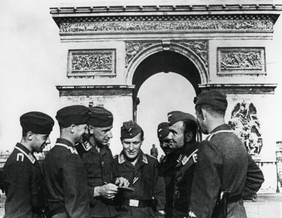 Tropas alemanas ocupantes en el Arco de Triunfo, París, junio de 1940 de Unbekannt