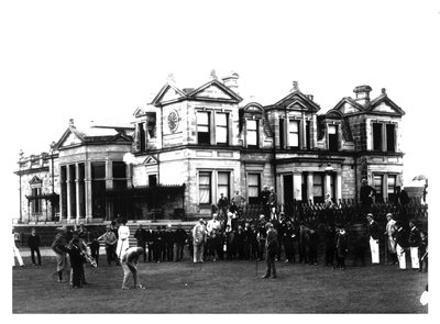 Old Tom Morris fuera de la Casa Club del Old Course en St Andrews en Escocia, c1900 de Unbekannt