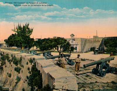 Cañones antiguos en un parapeto en la Fortaleza de La Cabaña, La Habana, Cuba, c. 1920 de Unbekannt