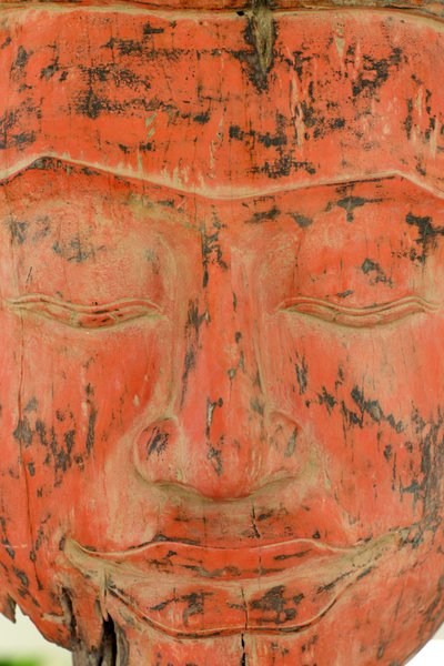 Antiguo Buda de madera. Ofrendas en el templo Wat Phnom de Unbekannt