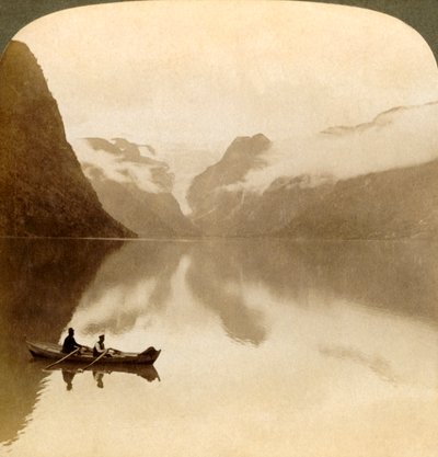 En el lago sombrío Olden, entre montañas cubiertas de nubes, hacia el glaciar Maelkevold, Noruega, 1905 de Unbekannt