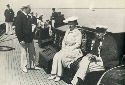 En el Britannia con el Rey Jorge y Sir Charles Cust, c1920 de Unbekannt