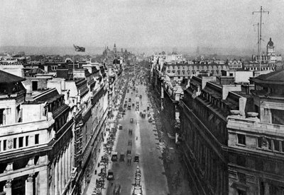 En el techo de Bush House, mirando desde Kingsway hacia las alturas del norte, Londres, 1926-1927 de Unbekannt